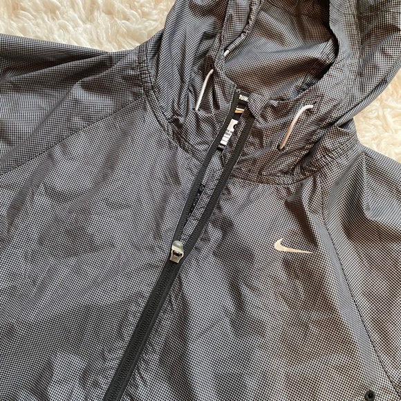 Nike Women’s Running Reflective Jacket with Hood - Picture 2 of 7